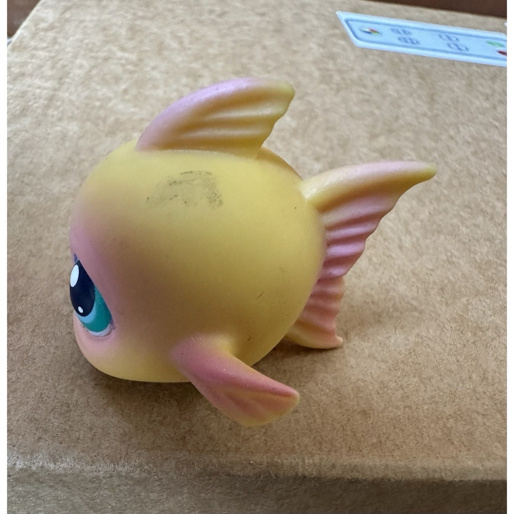 Littlest Pet Shop Fish Yellow And Pink With Blue Green Eyes - Picture 7 of 16